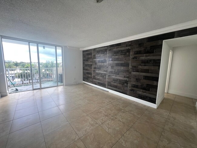 Photo - 2000 NE 135th St Unidad 406