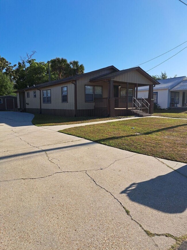 Photo - 523 E 8th St