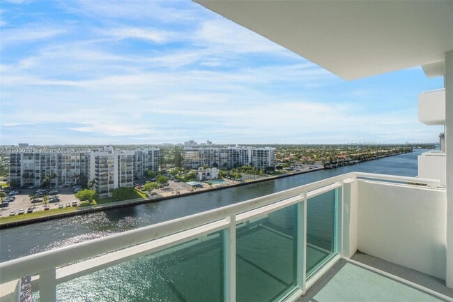 Photo - 3000 S Ocean Dr Unidad 1112 Rental