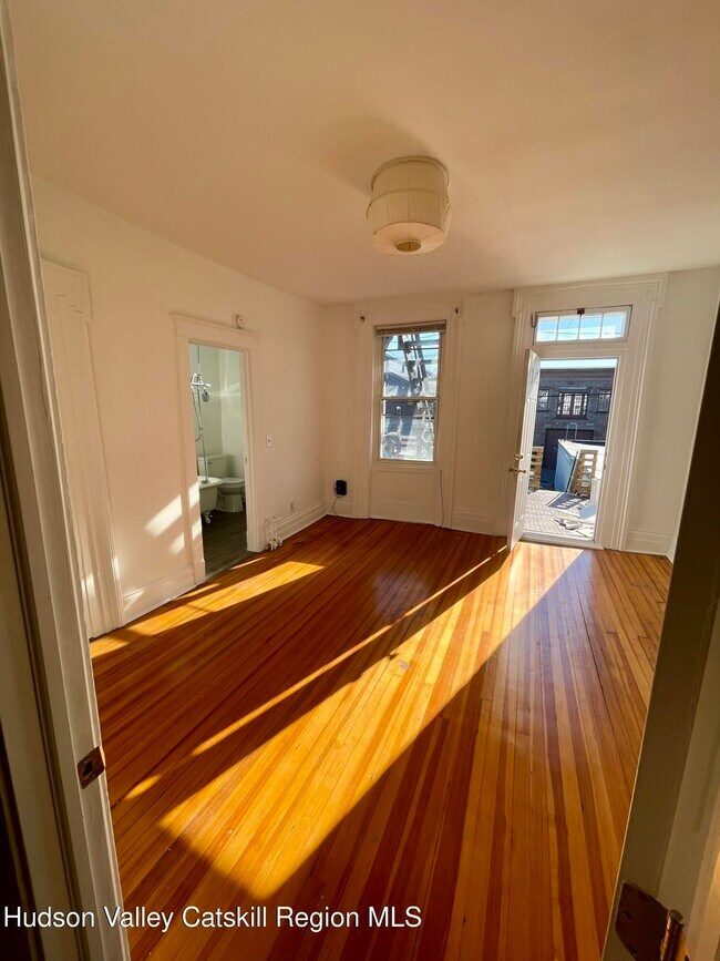 Photo - 707 Warren St