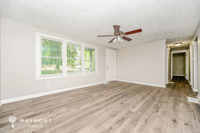 Photo - 422 Hawthorne Cir