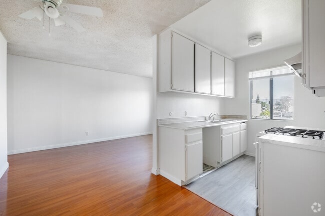 Interior Photo - 13354 Vanowen St