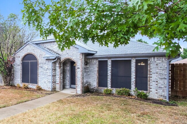 2946 Lawndale Dr