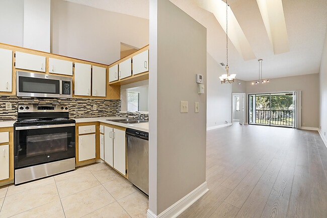 Photo - 605 Harbour Pointe Way