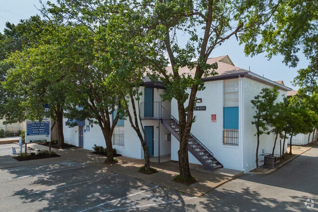 Photo - University Crossings