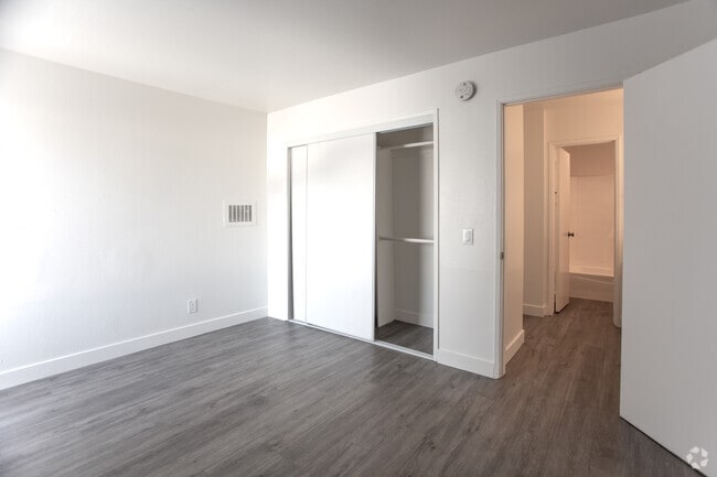 1BR, 1BA-750 SF