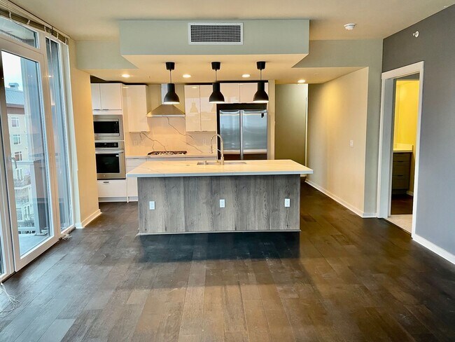 Photo - TOP FLOOR PENTHOUSE, Views Galore!!! $2000.00 rent credit available