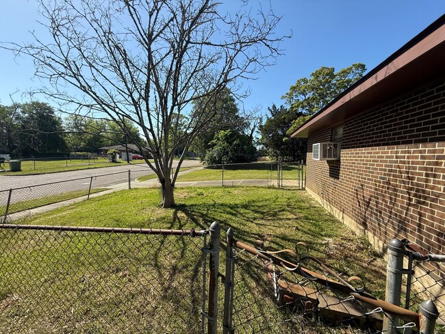 Photo - ** 3 bed 1.5 bath located in Southlawn ** Call 334-366-9198 to schedule a self showing