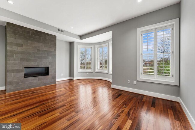 Photo - 2421 1st St NW