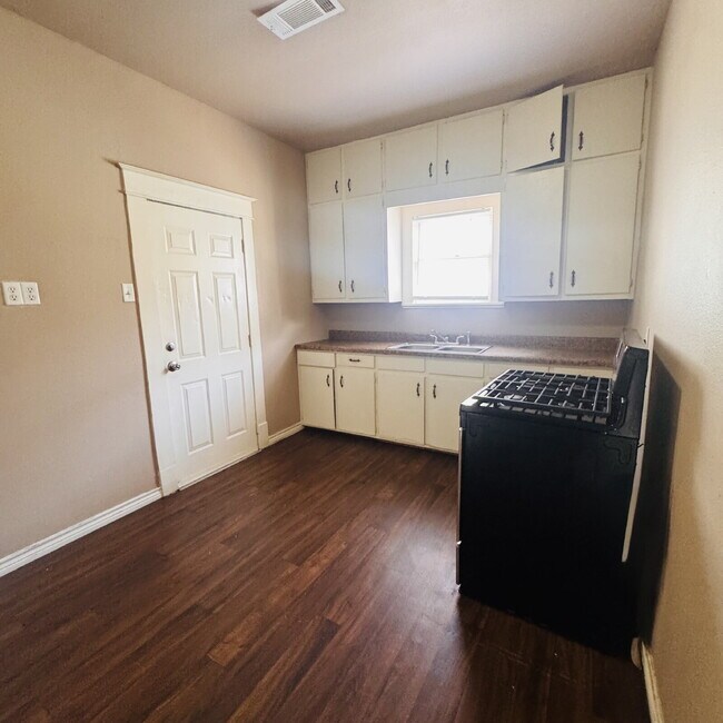 "Charming 3-Bedroom Port Arthur Home with Warm Hardwood Floors – 1237 Sq Ft of Comfort!"