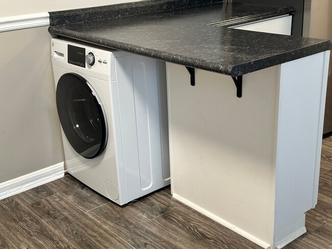 Photo - Le Blanc Court