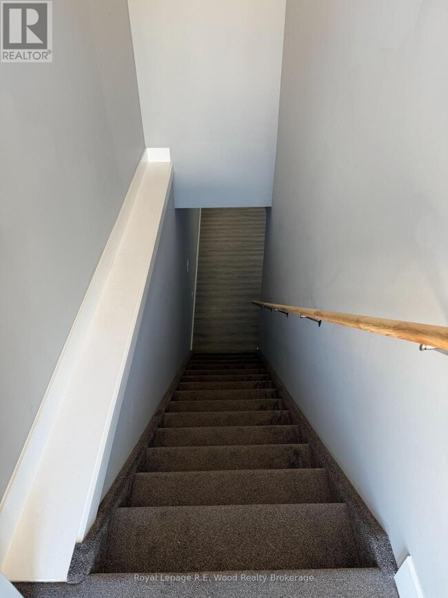 Photo - 335 John St S