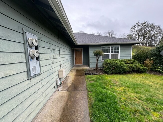 Photo - 2 bedroom 2 bathroom Roseburg Duplex