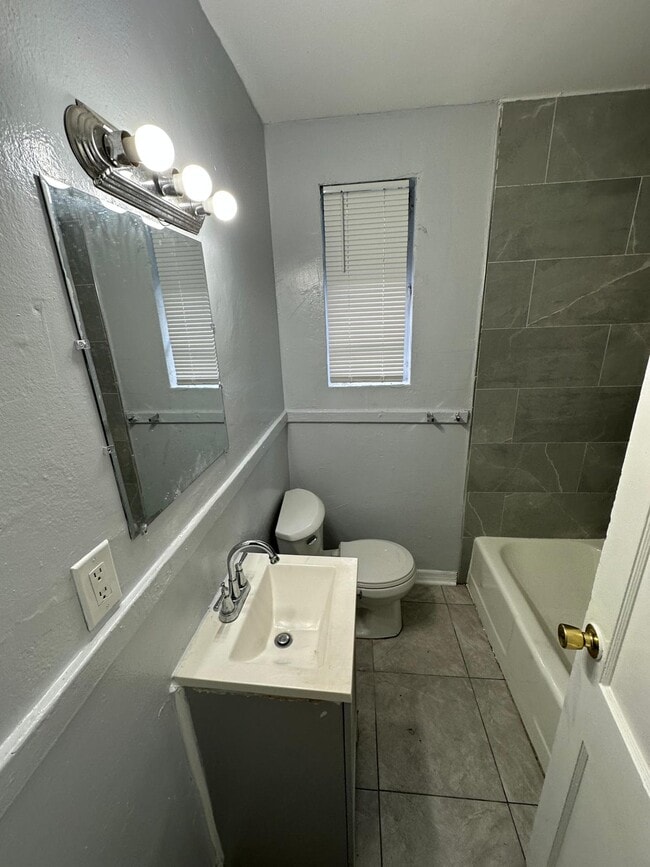 Photo - 1046 W 8th St