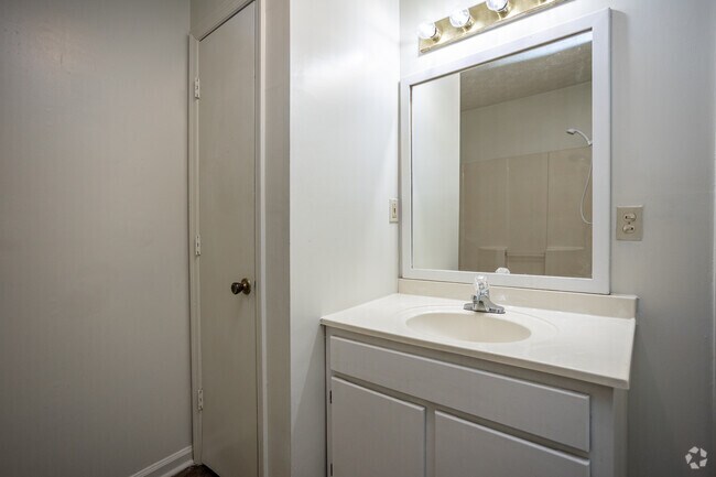 2 BR, 1 BA - 820SF