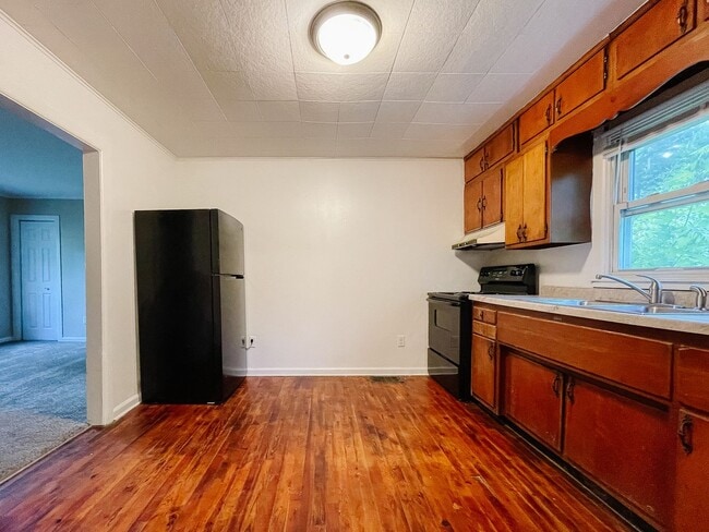 Building Photo - Coming Soon! Cozy 2 Bed / 1 Bath Home — Pet Friendly!