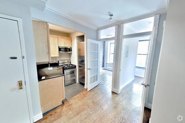 Building Photo - 420 E 9th St Rental