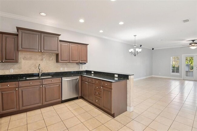 300 Valencia Cir
