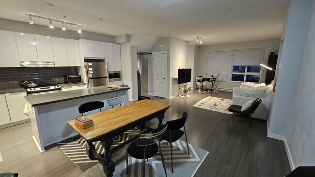 Photo - 8138-8204 204 St