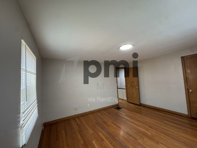 Photo - 2135 Ridgeview Rd