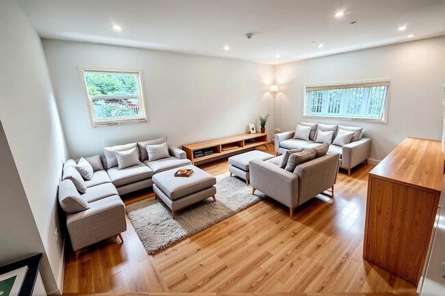 Photo - 418 W 259th St