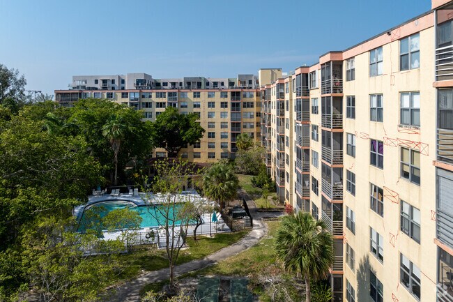17890 W Dixie Hwy - Greynolds Park Club Condominiums