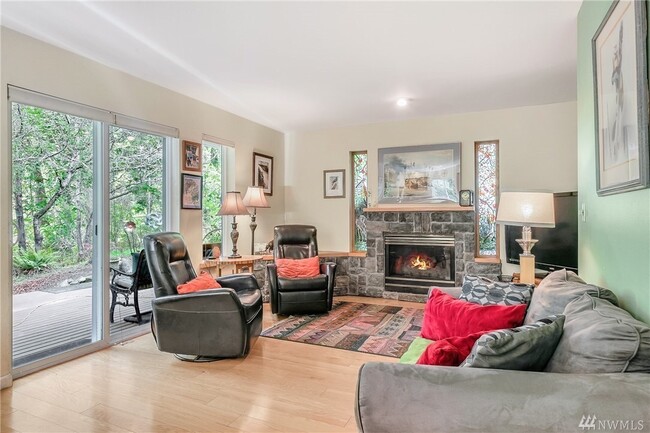 Living room, gas fireplace - 3809 Gablecrest Ct House