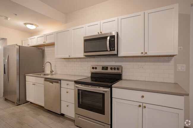 1BR, 1BA - 800SF