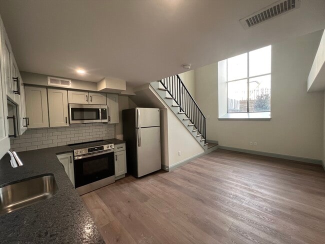 Building Photo - 160 Seabury St Unit 25