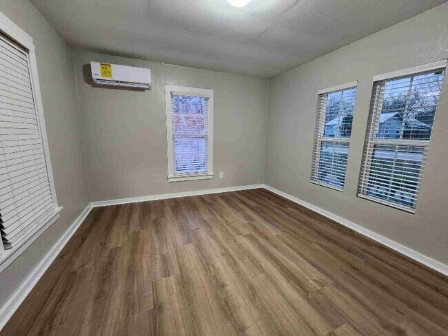 Photo - 206 N Donohue St