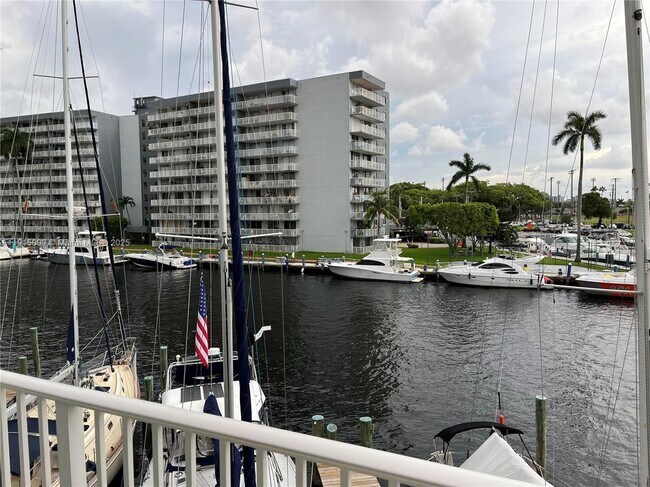 Building Photo - 2415 NW 16th St Rd