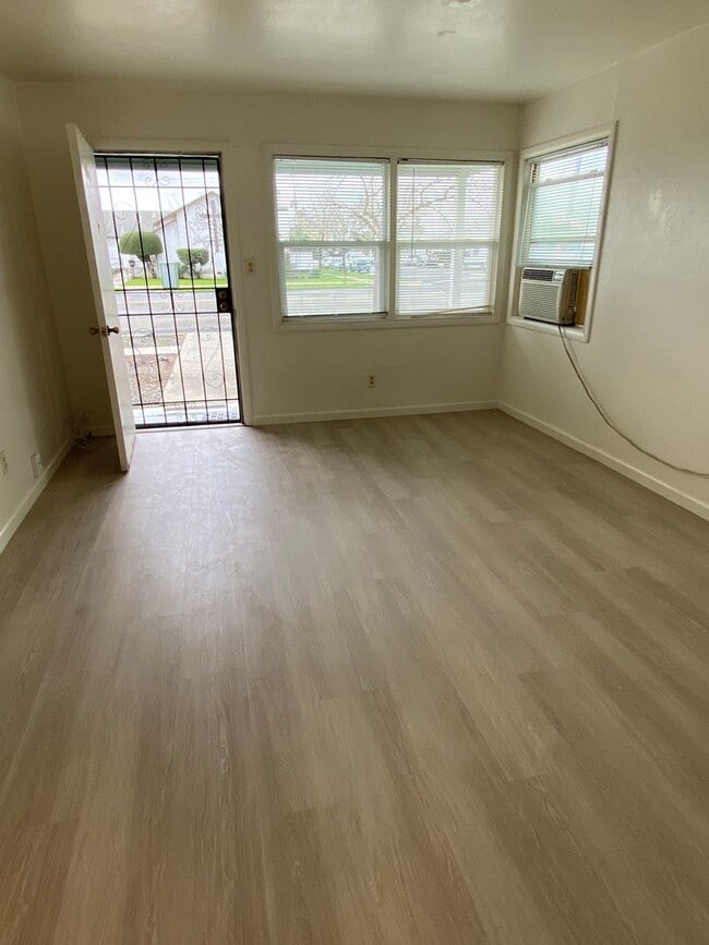 Photo - Rent Reduction!! 1bed/1bath Duplex within walking distance of Downtown Fairfield