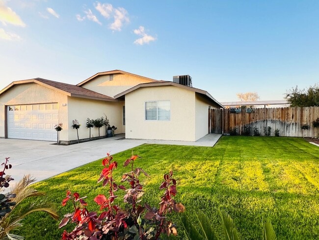 Photo - Large 4bd /2.75 Ba with a fenced front yard