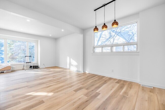 Photo - 1819 Assiniboine Av