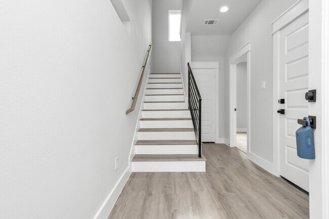 Photo - 2706 Dennis St