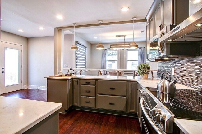 Photo - Gorgeous 5 BED + 3.5 Ba in Main House, 1 + 1 in BSMT, 1 + 1 above garage  in the Heart of Downtow...