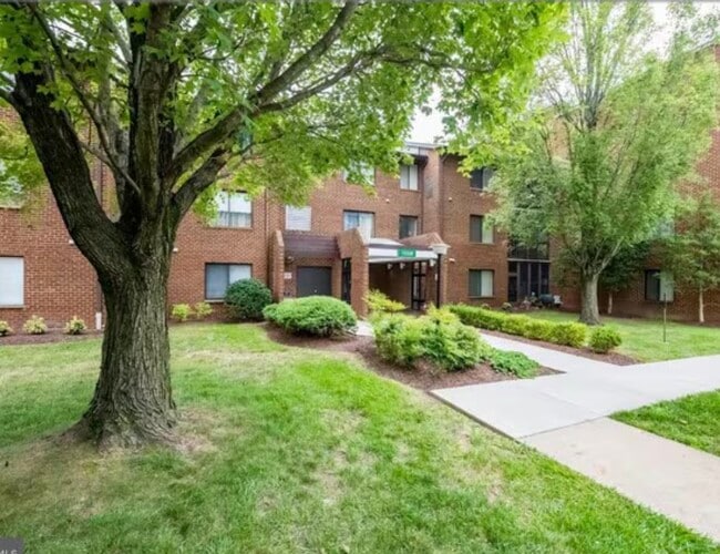 Building Photo - 15320 Pine Orchard Dr Unit 1F