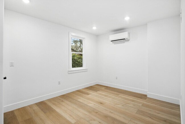 Photo - 962 E Locust Ave