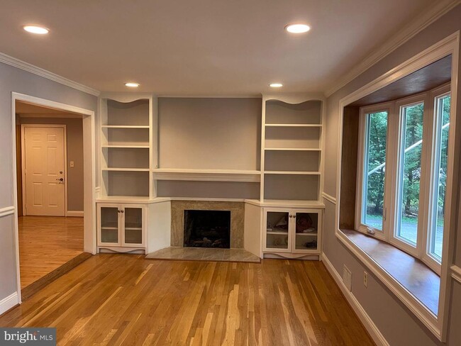 Building Photo - 6803 Dante Ct