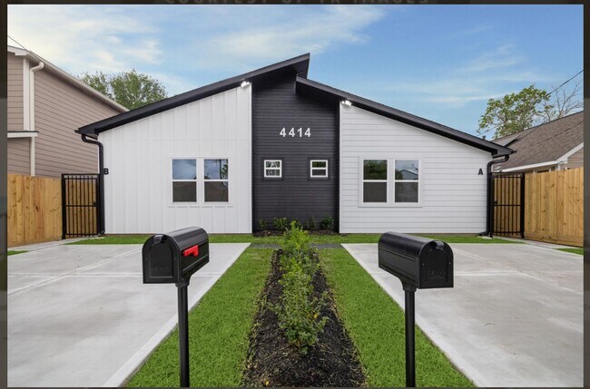 Building Photo - 4414 Elmwood St Unit A