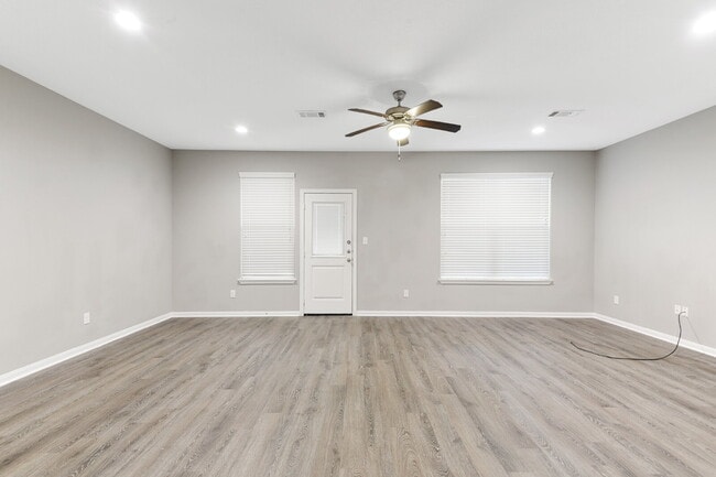 Building Photo - 124 Artesian Way