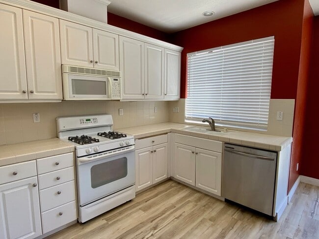 Photo - 4 bedroom close to freeway, parks and shopping