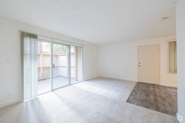 1BR, 1BA - 660SF - Living Room