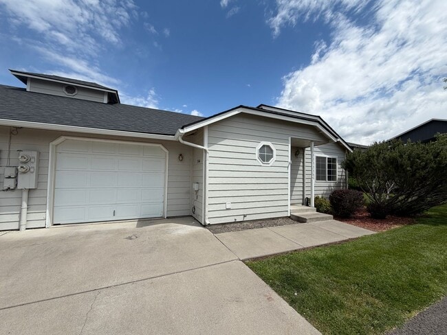 Building Photo - 5542 Glenridge Wy Unit 5544 Glenridge Way