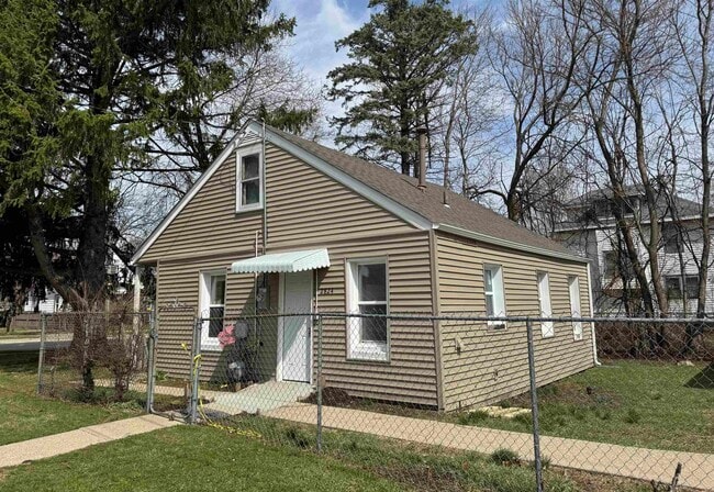 Photo - 2824 School St