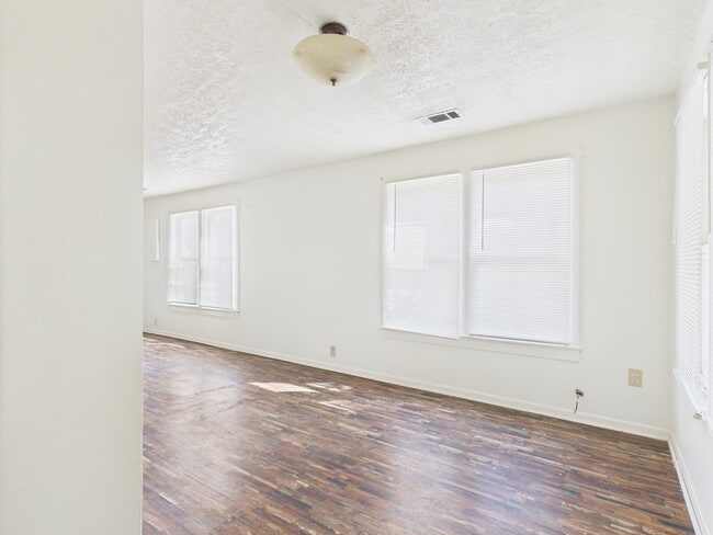 Photo - 138 Watson St