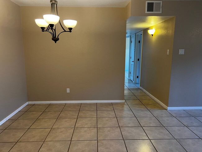 Photo - 601 W San Mateo Rd