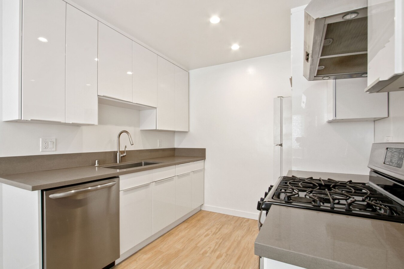 Photo - 1043 5th St - north of Wilshire and 5 blocks to the beach!