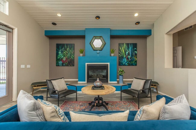 Elegante salón comunitario con chimenea - Santa Teresa Terrace