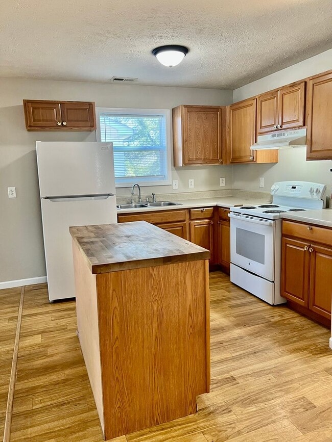 Photo - AVAILABLE NOW! 2 Bedroom Home on Main Street!